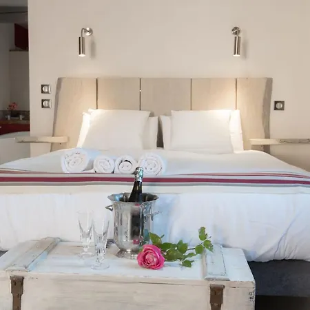 Des Colombes D'hotes & 4*