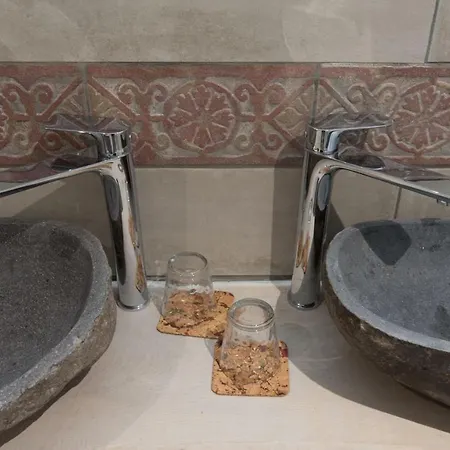 Des Colombes D'hotes & 4* Oms