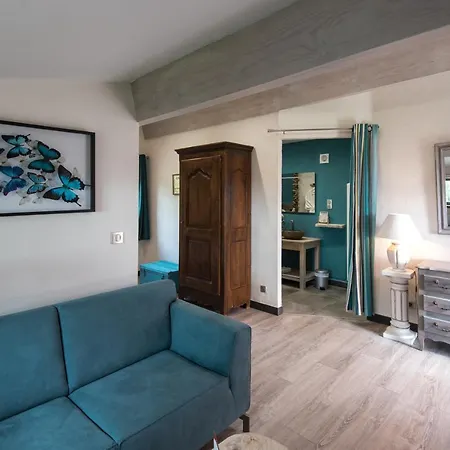 Des Colombes D'hotes & Oms