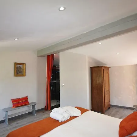 Des Colombes D'hotes & Konukevi Oms