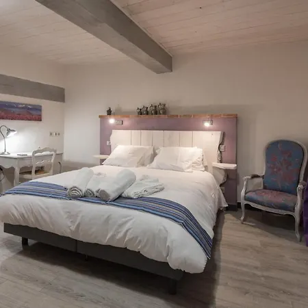 Des Colombes D'hotes & 4*