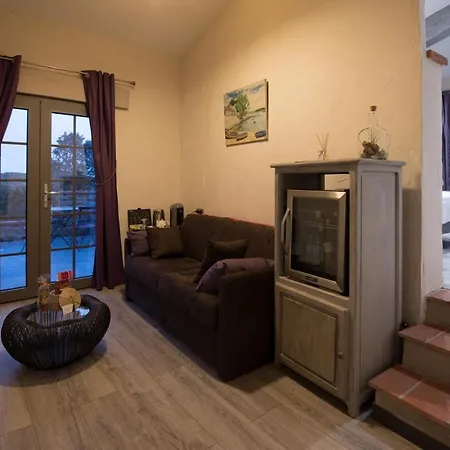 Des Colombes D'hotes & Konukevi Oms