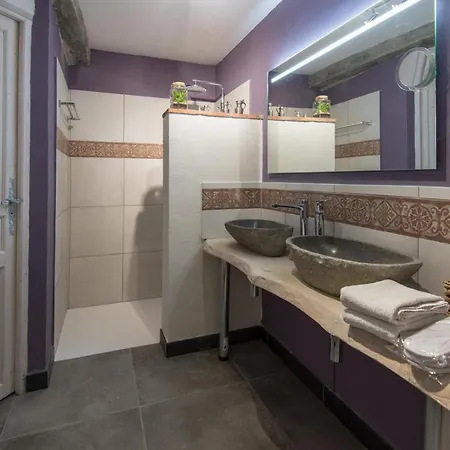 Des Colombes D'hotes & 4* Oms