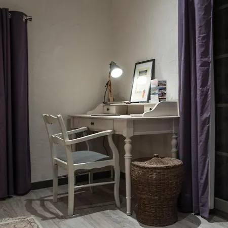 Des Colombes D'hotes & Oms