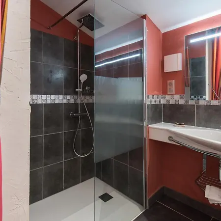 Des Colombes D'hotes & 4* Oms