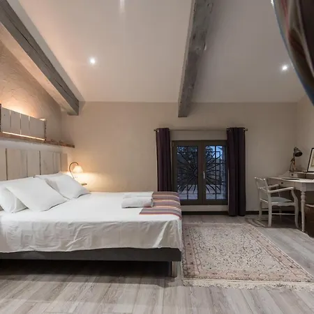Des Colombes D'hotes & 4* Oms