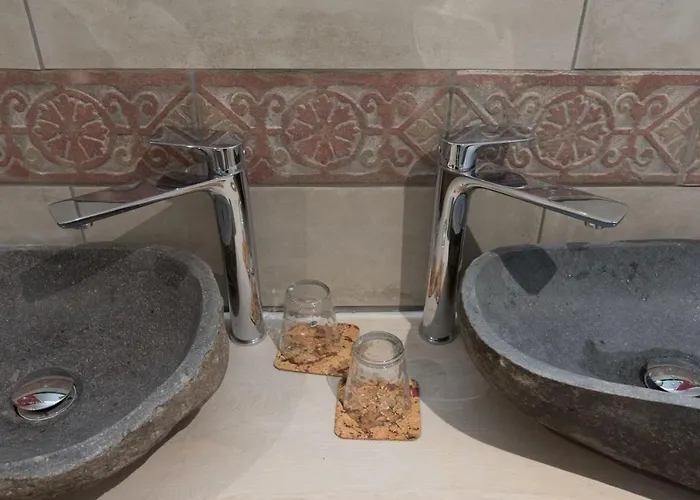 Des Colombes D'hotes & 4* Oms