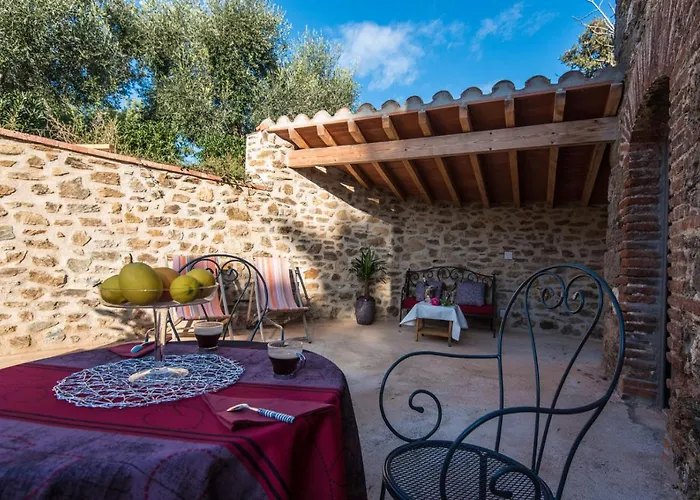 Des Colombes D'hotes & Konukevi Oms
