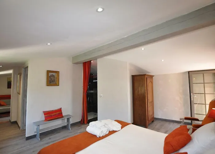 Des Colombes D'hotes & Konukevi Oms