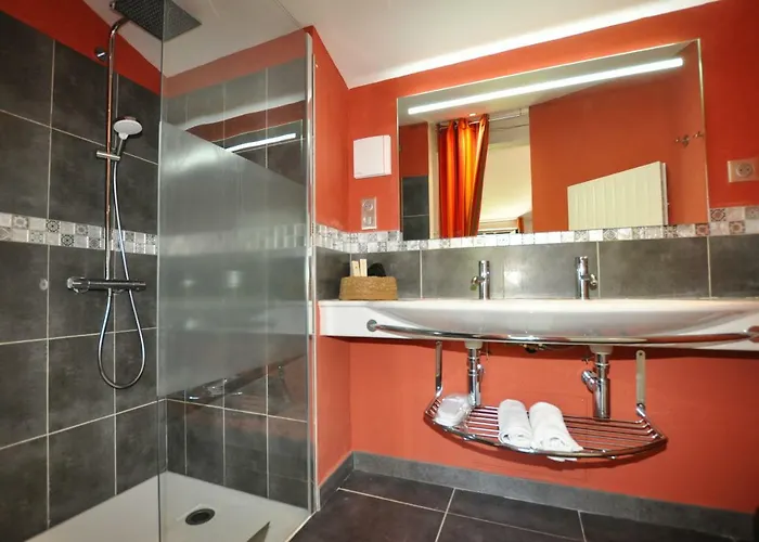 Des Colombes D'hotes & 4* Oms