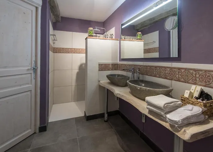 Des Colombes D'hotes & 4* Oms