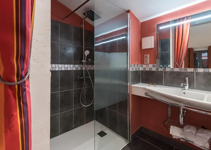 Des Colombes D'hotes & 4* Oms