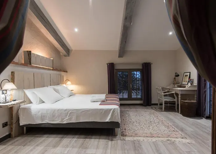 Des Colombes D'hotes & 4* Oms